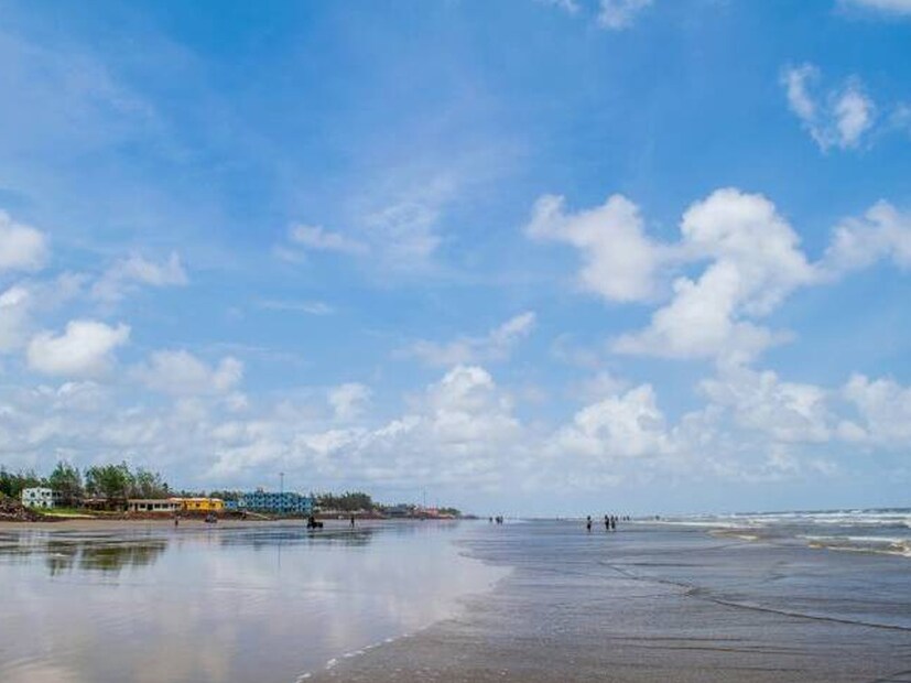 কলকাতা থেকে দিঘা বা কাঁথি রুটে প্রতিদিন অসংখ্য বাস চলাচল করে। যাত্রীরা সহজেই এসব বাসে উঠে কাঁথি পার হয়ে ‘চাউলখোলা’ নামক একটি গুরুত্বপূর্ণ স্টপেজে নেমে যেতে পারেন। এখান থেকেই মান্দারমনির হোটেলগুলোর উদ্দেশ্যে অটো বা টোটো পাওয়া যায় সহজেই। মাথাপিছু খরচ মাত্র ৩০ টাকা। কেউ যদি রিজার্ভ নিতে চান, সেক্ষেত্রে খরচ হয় ১৫০ থেকে ২০০ টাকা পর্যন্ত। চাউলখোলা থেকে মান্দারমনির দূরত্ব মাত্র ৭ কিলোমিটার, তাই এই পথটি তুলনামূলকভাবে আরামদায়ক এবং সরল।