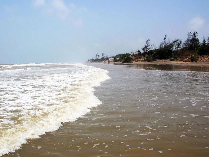 মান্দারমনির স্থানীয় হোটেল ব্যবসায়ী সর্বজিৎ সৎপথি বলেন, “প্রথম বার যারা আসছেন, তাঁদের জন্য বাস পথটাই বেশি সুবিধাজনক। বাসে সহজেই চাউলখোলা পৌঁছে অটো বা টোটোতে হোটেল পৌঁছন যায়। অনেকে আবার চালকদের বলে দিলে মান্দারমনির মোড়েই নামিয়ে দেন। ট্রেনে এসে বাহন বদল করতে হয়, সেটা একটু ঝামেলার।”