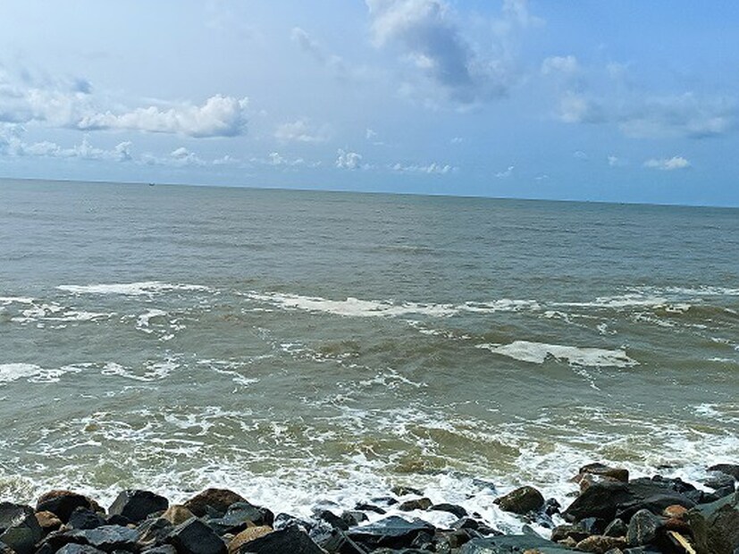যদি আপনার নিজের প্রাইভেট গাড়ি থাকে, তাহলে চাউলখোলা বা শৌলা ব্রিজ হয়ে মেরিন ড্রাইভ ধরে মান্দারমনিতে পৌঁছান যায় সরাসরি। রাস্তা খুবই সুন্দর এবং উপভোগ্য। তাই পরিবার বা বন্ধুদের সঙ্গে ব্যক্তিগত গাড়িতে গেলে সফর আরও আনন্দময় হয়।
