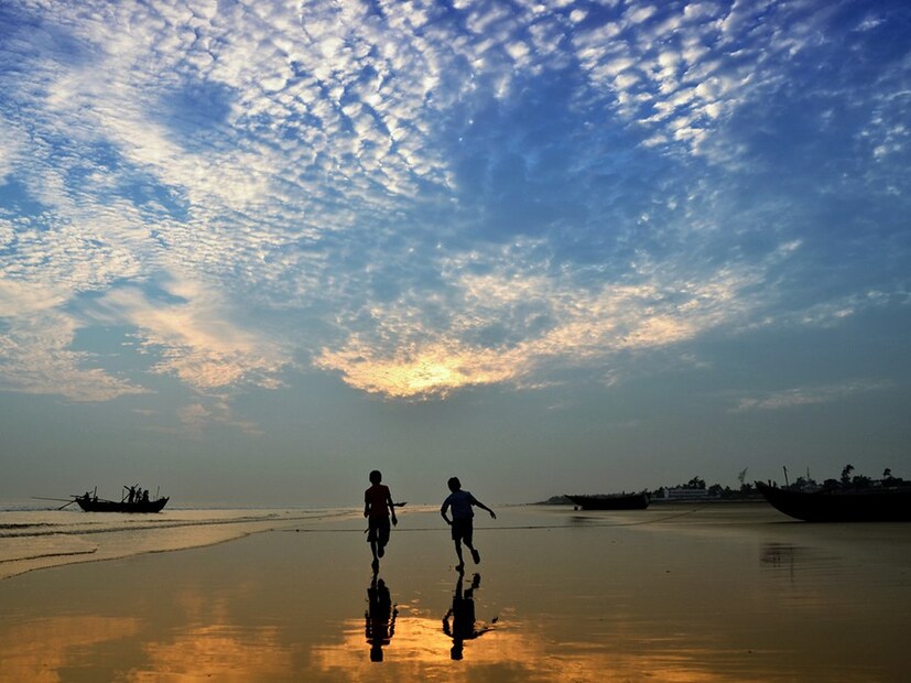 সব দিক বিচার করলে দেখা যায় বাসপথ তুলনামূলকভাবে সাশ্রয়ী, সহজ এবং সরাসরি। ট্রেনের যাত্রা আরামদায়ক হলেও গন্তব্যে পৌঁছাতে সময় বেশি লাগে এবং গাড়ি বদলের ঝামেলা থাকে। তাই কম খরচে এবং কম ঝামেলায় মান্দারমনির সৌন্দর্য উপভোগ করতে চাইলে বাসপথই পর্যটকদের জন্য সবচেয়ে উপযুক্ত বিকল্প।