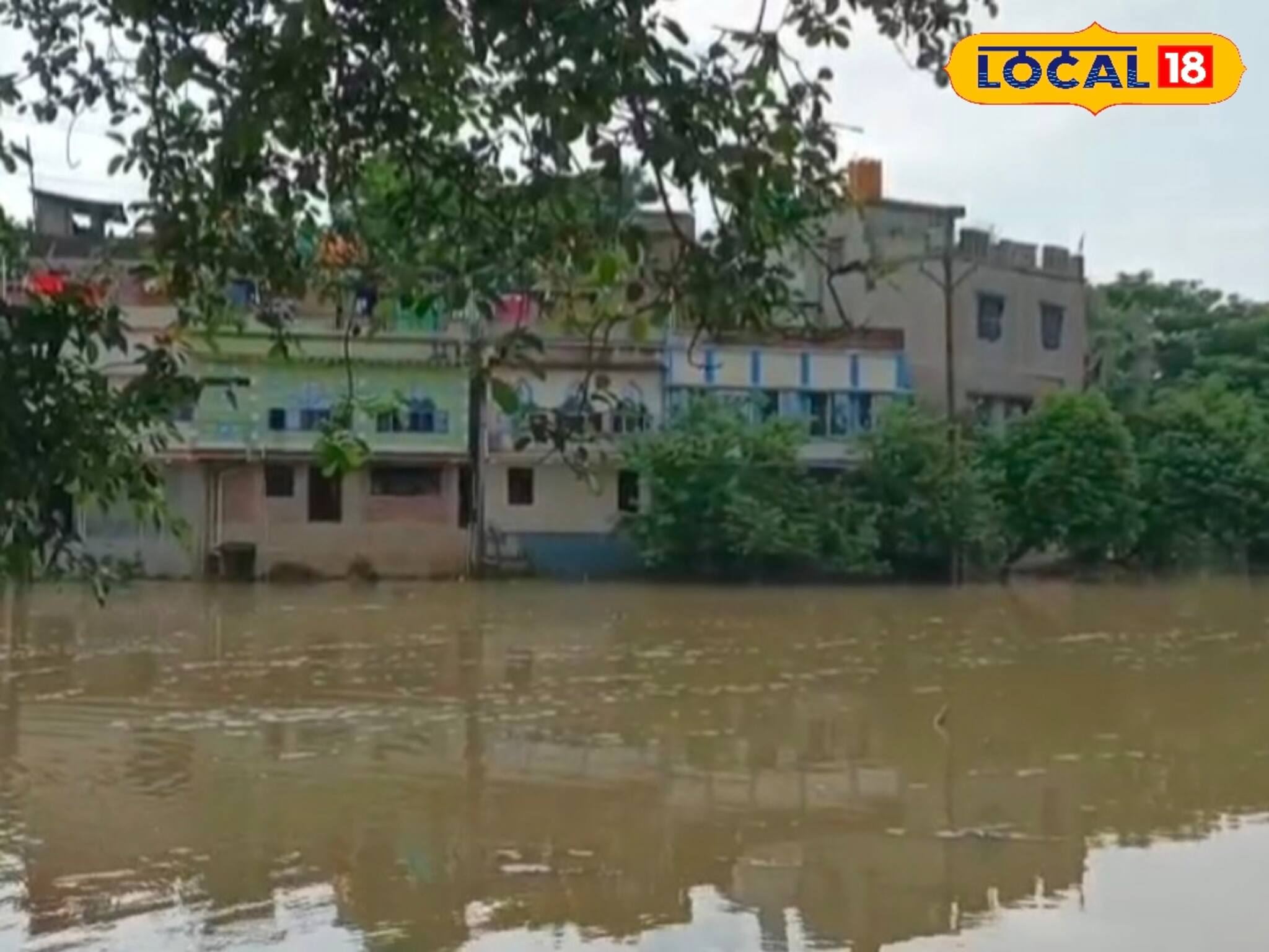 ঘাটালে বন্যার জল এখনও কমছে না! ভোগান্তিতে একাধিক গ্রাম