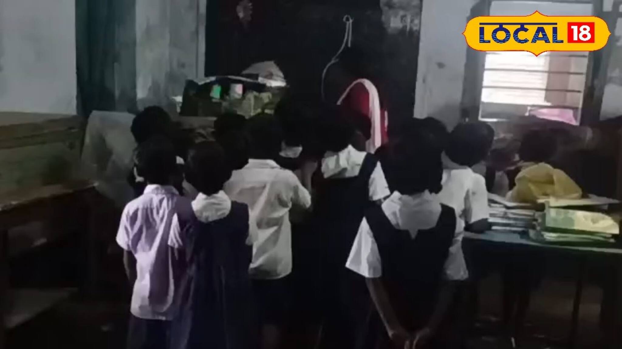 হাঁটু সমান জলে মাছ ধরছে পড়ুয়ারা, এলাকায় একমাত্র শিক্ষাঙ্গন জলমগ্ন কৃষ্ণগঞ্জে