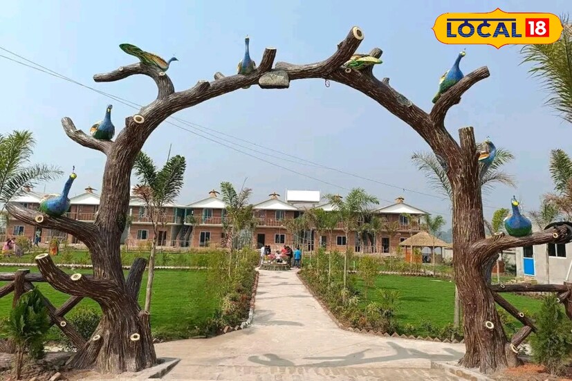 *টাকির খুব কাছেই ইছামতীর তীরে গড়ে উঠেছে শুলকুনি দক্ষিণ হাওয়া রিসর্ট। চারপাশে শুধুই সবুজ, মাঝে একটি নির্জন উদ্যান, যেন প্রকৃতির কোলে হারিয়ে যাওয়ার নিখুঁত সুযোগ। পরিবারের সঙ্গে হোক বা একা, এই জায়গা মানসিক শান্তির দারুণ উপযোগী।