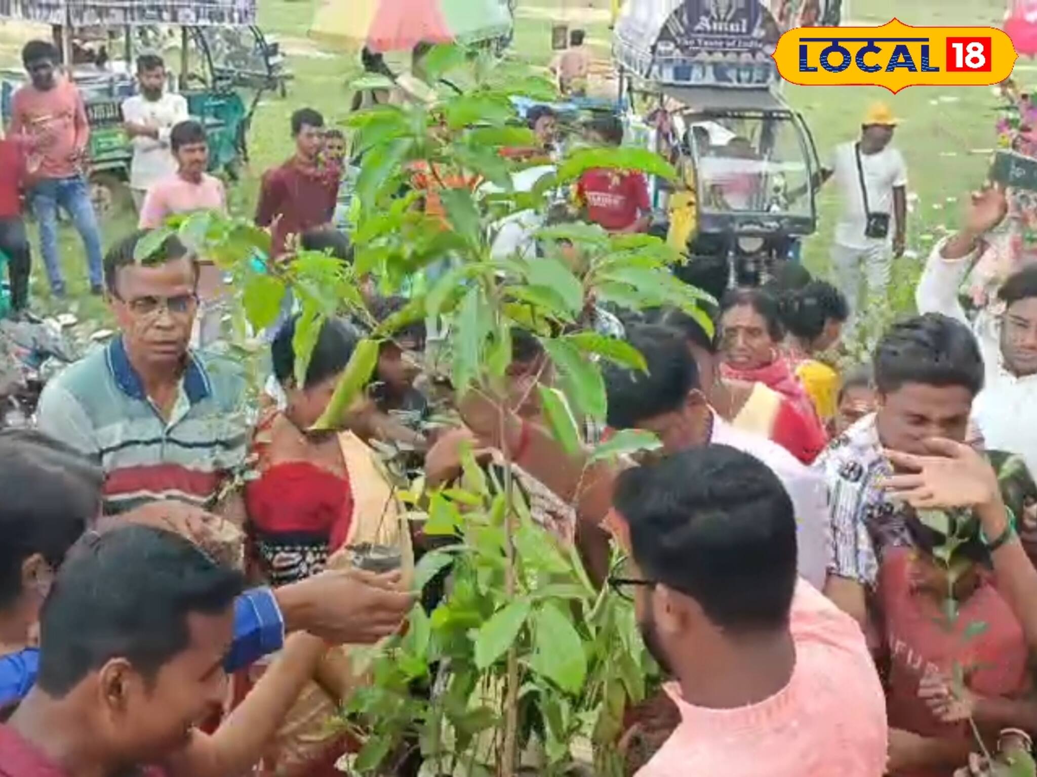 শিব ভক্তদের হাতে চারাগাছ তুলে দিয়ে পরিবেশ সচেতনতার বার্তা সাগরদিঘীতে