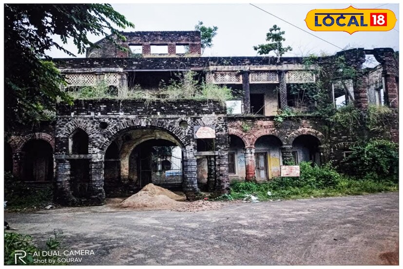 পশ্চিমবঙ্গের সমৃদ্ধ ঐতিহাসিক স্থাপত্যের এক নিদর্শন। রাজা যোগেন্দ্র নারায়ণ কর্তৃক প্রতিষ্ঠিত একটি প্রাচীন স্থাপত্য এবং রাজকীয় ঐতিহ্য। এই রাজবাড়ি ঘিরে রয়েছে নানান কাহিনি। নবাব আলিবর্দি খাঁ তাঁর সাহসে মুগ্ধ হয়ে ‘সাহস রায়’ উপাধি দিয়েছিলেন। আনুমানিক সাড়ে তিনশো বছরের পুরানো ‘রাধামোহন জিউ’য়ের মন্দিরটি বিষ্ণুপুরি জোড়বাংলা শৈলীর।