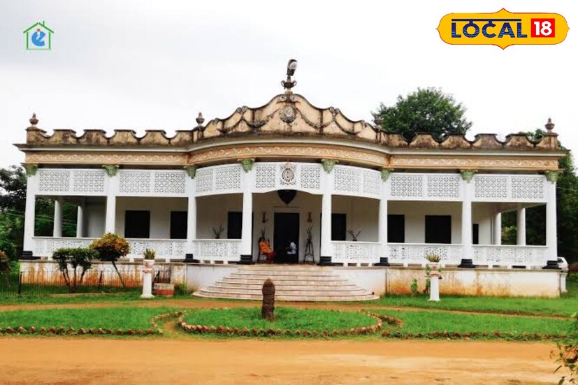 পশ্চিমবঙ্গ পর্যটন মানচিত্রের অন্যতম একটি পর্যটন স্থল হল অরণ্য সুন্দরী ঝাড়গ্রাম। রাজবাড়ির সঙ্গে জড়িয়ে রয়েছে নানা ইতিহাস। অরণ্য সুন্দরী বেড়াতে আসা পর্যটকদের কাছে ঝাড়গ্রাম রাজবাড়ি একটি দর্শনীয় স্থান।ইতি মধ্যেই ঝাড়গ্রাম রাজবাড়িকে হেরিটেজ ঘোষণা করেছে রাজ্য সরকার। ঐতিহাসিক এই ভবনের আভিজাত্য অনুভব করতে বছরের বিভিন্ন সময় এখানে ভিড় জমান পর্যটকরা। আর শীতকালে তো কথাই নেই। বর্ষাতেও ঝাড়গ্রামে ঢল নেমেছে পর্যটকদের। ঝাড়গ্রামের লোক সংস্কৃতিকে চাক্ষুষ করতে এবার আরও বেশি পরিমাণে পর্যটকেরা আসছেন।