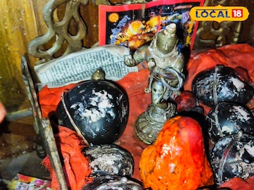 Tradition: ব্যস্ততা ও শরিকি বিবাদে ধ্বস্ত বহু বনেদি পরিবার, কুলদেবতার বিগ্রহ পূজিত হচ্ছেন বংশের কুলপুরোহিতের বাড়িতে