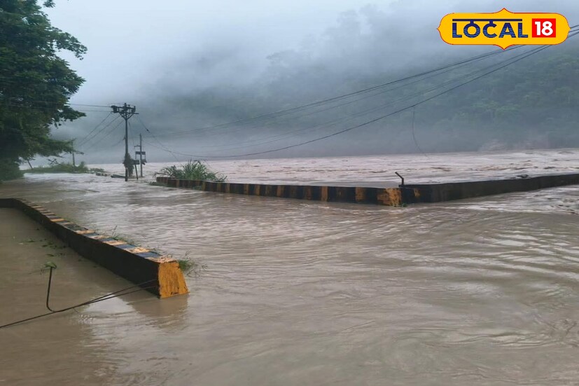 তিস্তার ধারে বন্যা পরিস্থিতির মধ্যেও স্থানীয়দের স্বাভাবিক জীবনযাত্রা বজায় রাখার চেষ্টায় দৃঢ়তা দেখা গিয়েছে। কেউ জলে গড়িয়ে পড়া বাঁধের পাশ দিয়ে যাতায়াত করছেন, কেউবা নদীর দিকে নজর রেখে কৃষিকাজে ব্যস্ত। একদিকে প্রাকৃতিক চ্যালেঞ্জ, অন্যদিকে টিকে থাকার লড়াই। 