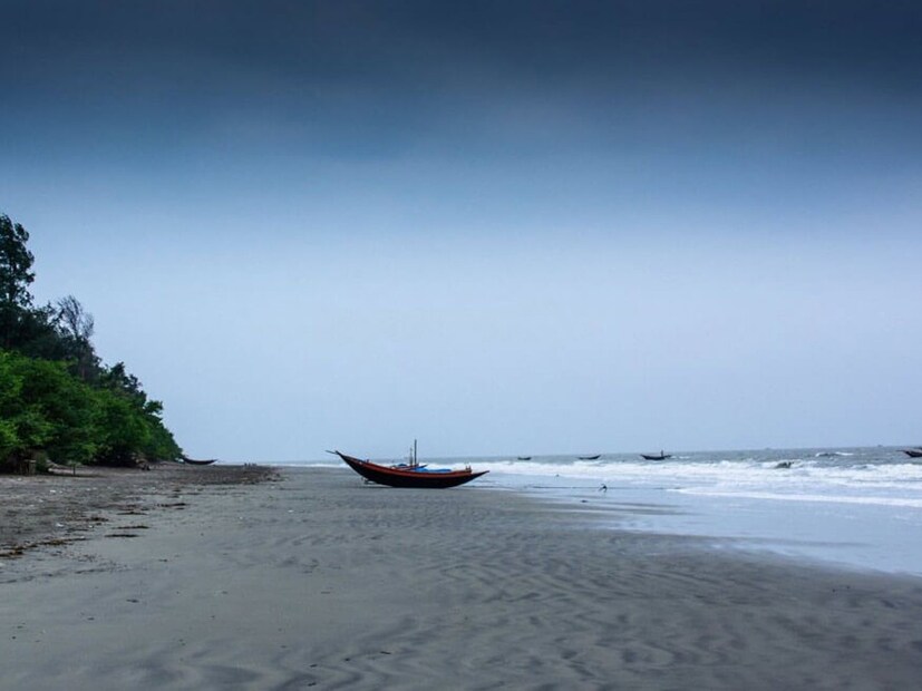 *বাঁকিপুট সমুদ্র সৈকত, জুনপুট থেকে মাত্র সাড়ে তিন কিমি দূরে বাঁকিপুট এখনও মূলধারার পর্যটন মানচিত্রে জায়গা করে নেয়নি, তাই এখানে রয়েছে নির্জনতা ও অনাবিষ্কৃত সৌন্দর্য। ফ্যামিলি নিয়ে নিরিবিলি ছুটি কাটাতে চাইলে ঝিনুক রিসর্টে থাকার সুযোগ রয়েছে। সৈকতের ধারে দাঁড়িয়ে ছেলেমেয়েরা বালিতে খেলা করতে পারে, আর বড়রা সাগর দেখা আর ফটোগ্রাফিতে ব্যস্ত থাকতে পারেন।
