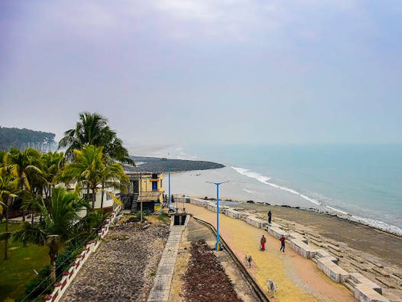 বাঙালির পর্যটন কেন্দ্রগুলির মধ্য়ে অন্যতম প্রিয় জায়গা হল দিঘা। নিত্যদিন দিঘায় হাজারো পর্যটকের আনাগোনা। বছরভর সৈকত নগরীতে পর্যটকের অভাব নেই। দিঘাকে নিয়ে মানুষের কৌতূহলের শেষ নেই। 