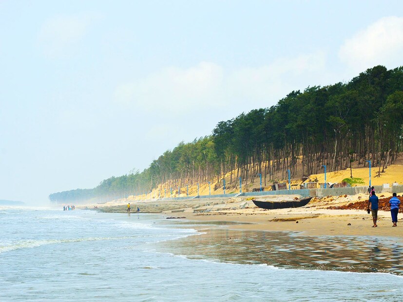 *জুনপুট সমুদ্র সৈকত, কাঁথি থেকে মাত্র ৯ কিমি আর দিঘা থেকে ৪১ কিমি দূরে অবস্থিত জুনপুট হল প্রকৃতি ও নির্জনতার এক অনবদ্য সমাহার। ফ্যামিলির ছোটরা কাঁকড়া দেখতে মেতে উঠবে, আর বড়রা মৎস্য গবেষণাগার ও ছোট মিউজিয়াম ঘুরে দেখতে পারেন। ঝাউগাছে ঘেরা ছায়াময় পরিবেশে পিকনিক বা দিনভর রিল্যাক্স করা যায় সহজেই। ভাটা ও পূর্ণিমার সময়ের সাগরের রূপ দেখার অভিজ্ঞতা মনে থেকে যাবে অনেকদিন।