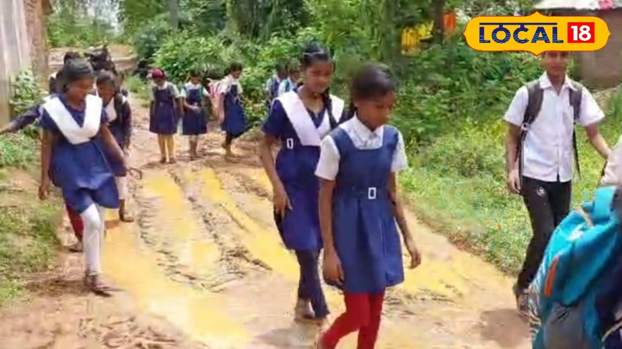 কাদা পেরিয়ে বিদ্যালয়! এই যন্ত্রণার শেষ কবে?