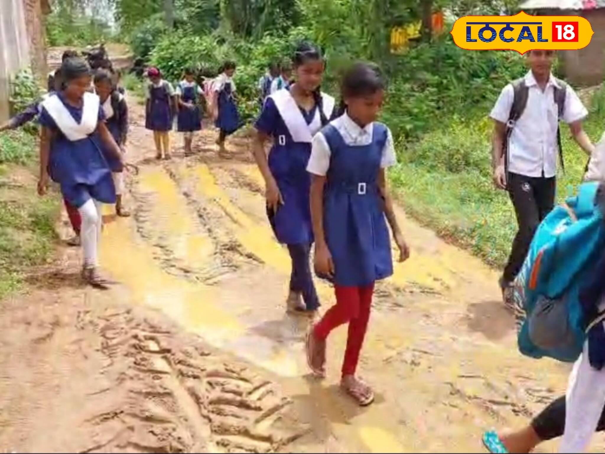 কাদা পেরিয়ে বিদ্যালয়! এই যন্ত্রণার শেষ কবে?