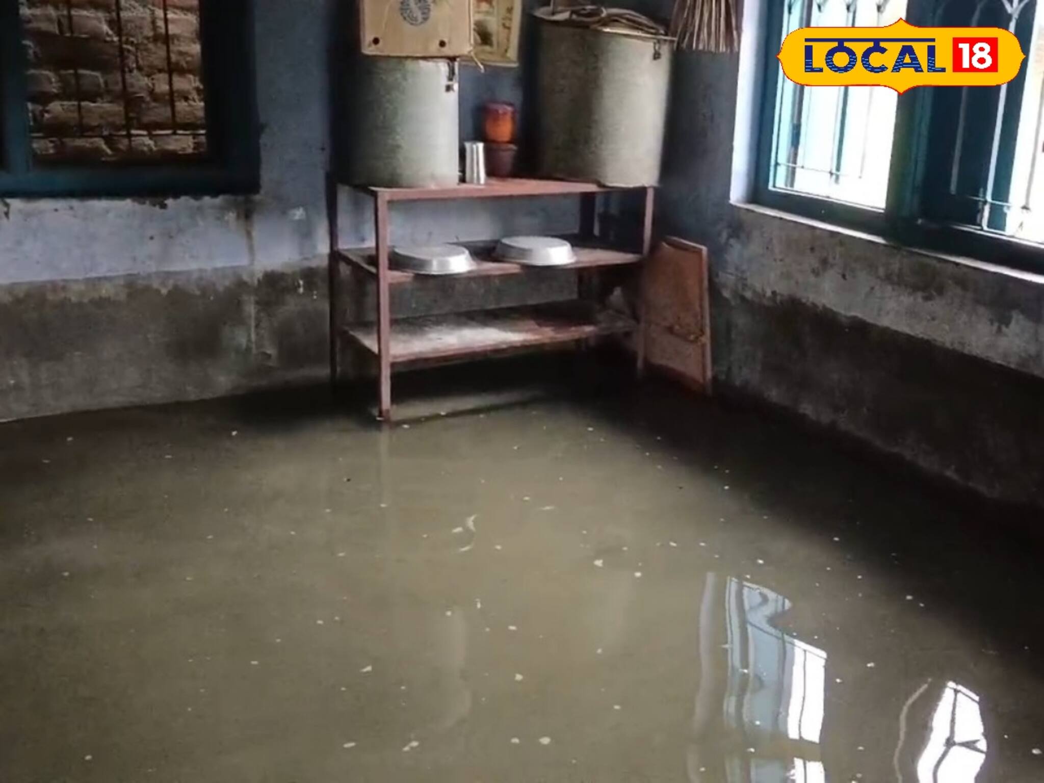 অঙ্গনওয়াড়ি জলমগ্ন, সাপ-পোকায় শিশুদের আতঙ্ক