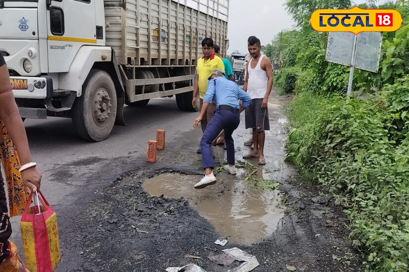 কর্তব্যরত এক পুলিশ অধিকর্তা জানান, “রাস্তার অবস্থা এতটাই খারাপ ছিল যে প্রতিদিনই কেউ না কেউ ছোটোখাটো দুর্ঘটনার শিকার হচ্ছিল। তাই আর দেরি না করে নিজেরাই সামান্য মেরামতের কাজ করে পথ চলার উপযুক্ত করে তোলার চেষ্টা করেছি।”