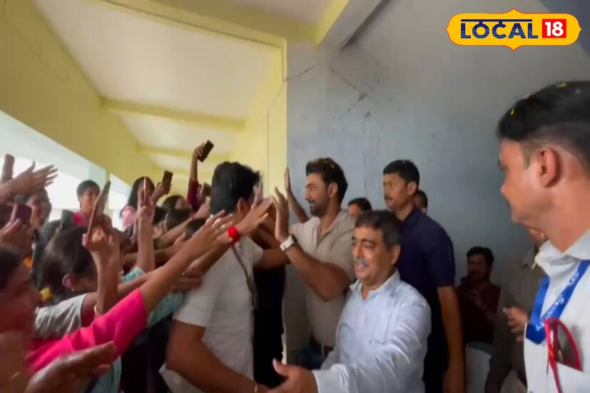 কলেজে আসতেই ছাত্র ছাত্রীরা ঘিরে ধরলেন দেবকে।