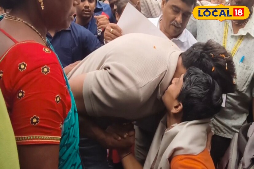 ঘাটাল কলেজে এসে শারীরিক ভাবে এক সক্ষম যুবককে জড়িয়ে ধরেন দেব।