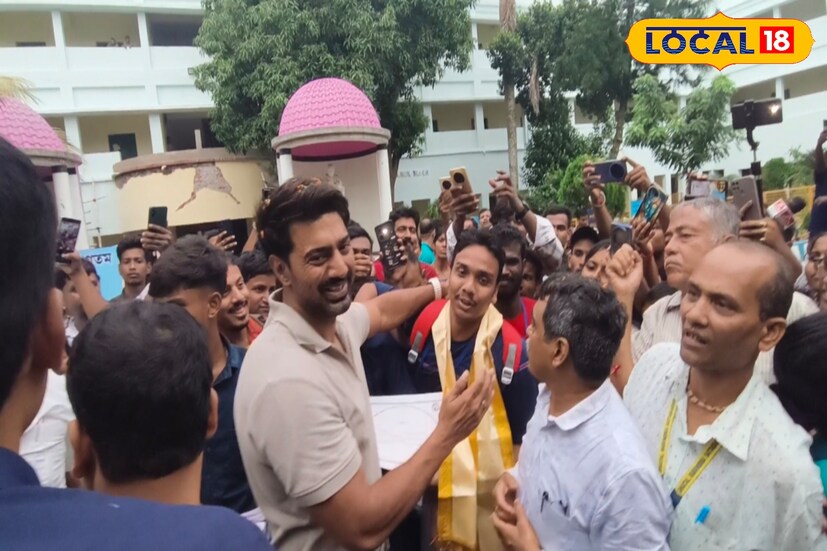 দীপক অধিকারী দেবকে দেখতে ভিড় কলেজ ছাত্র-ছাত্রীদের।