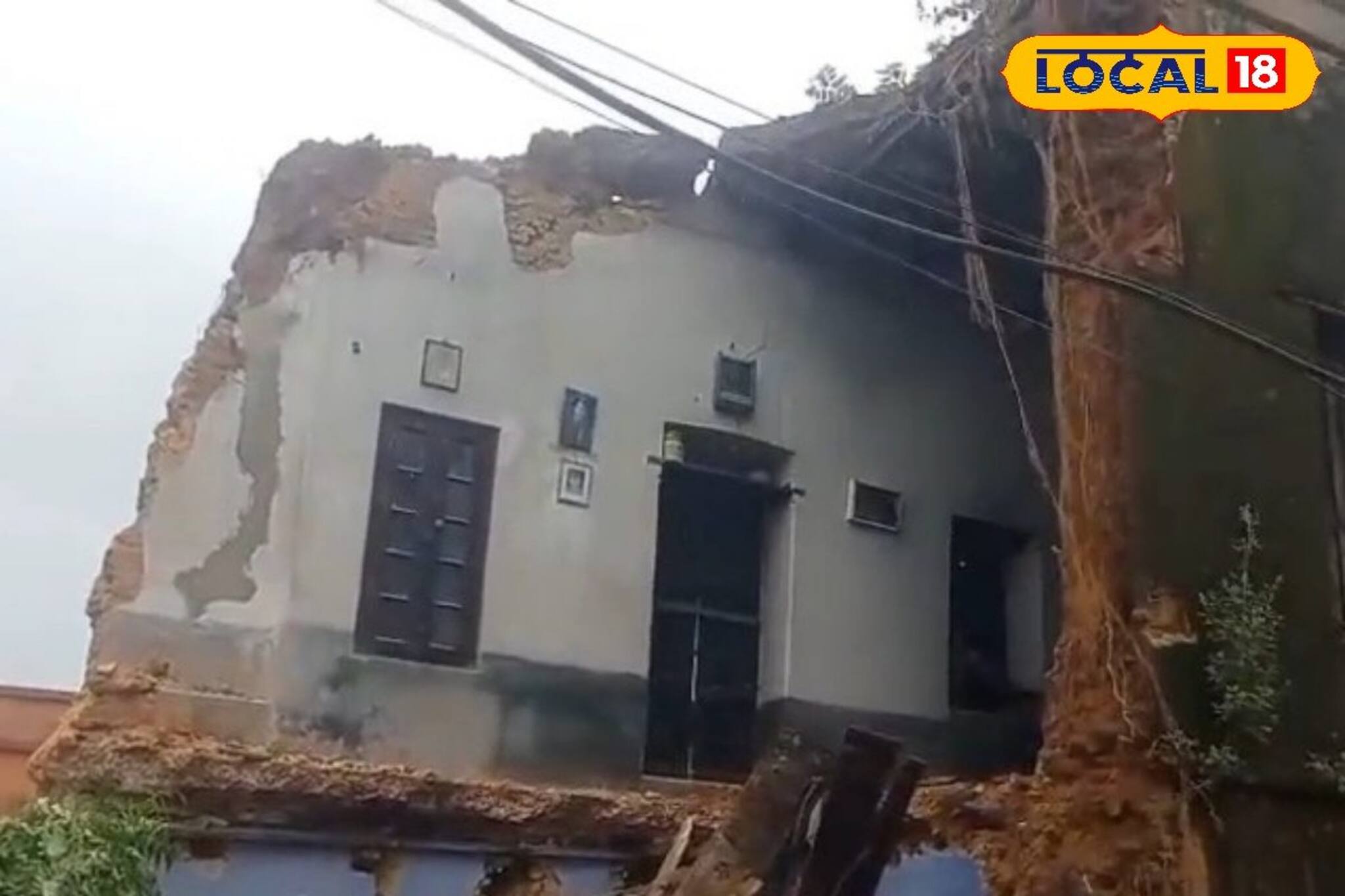 কলে জল নিচ্ছিলেন প্রতিবেশী... আচমকা হুড়মুড়িয়ে ভেঙে পড়ল বিশালাকার দোতলা বাড়ি, সর্বনাশ!