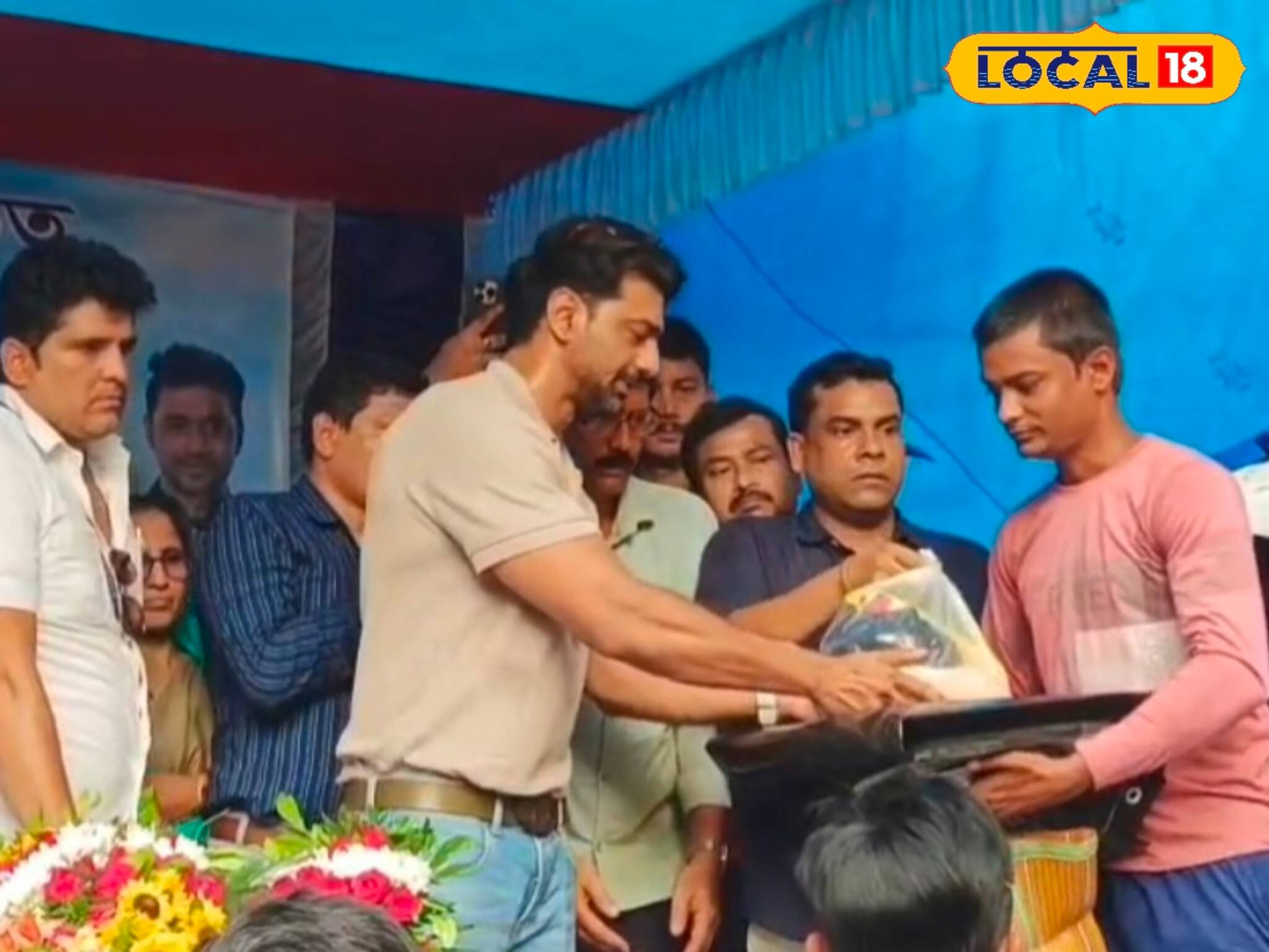 বন্যা কবলিত ঘাটালের বিধ্বস্ত মানুষের হাতে ত্রাণ তুলে দিলেন দেব