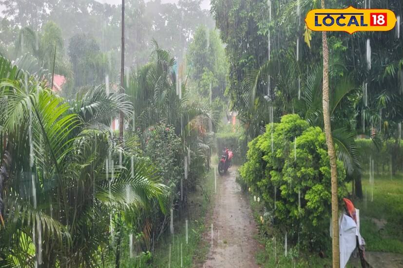 বিহার থেকে মণিপুর পর্যন্ত একটি নিম্নচাপ অক্ষরেখার প্রভাবে প্রবল বৃষ্টিতে বিপর্যস্ত হয়েছে সিকিম। রাস্তা দিয়ে জল প্রবাহিত হওয়ায় ঘণ্টার পর ঘণ্টা বন্ধ থেকেছে জাতীয় সড়ক। তিস্তার জলোচ্ছ্বাসে বন্যা পরিস্থিতির সৃষ্টি হয়েছে জলপাইগুড়ি জেলার তিনটি ব্লকে। দুর্যোগ এখনই কমছে না উত্তরবঙ্গে। বিহার থেকে মণিপুর পর্যন্ত একটি নিম্নচাপ অক্ষরেখার প্রভাবে প্রবল বৃষ্টিতে বিপর্যস্ত হয়েছে সিকিম। রাস্তা দিয়ে জল প্রবাহিত হওয়ায় ঘণ্টার পর ঘণ্টা বন্ধ থেকেছে জাতীয় সড়ক। তিস্তার জলোচ্ছ্বাসে বন্যা পরিস্থিতির সৃষ্টি হয়েছে জলপাইগুড়ি জেলার তিনটি ব্লকে। দুর্যোগ এখনই কমছে না উত্তরবঙ্গে।