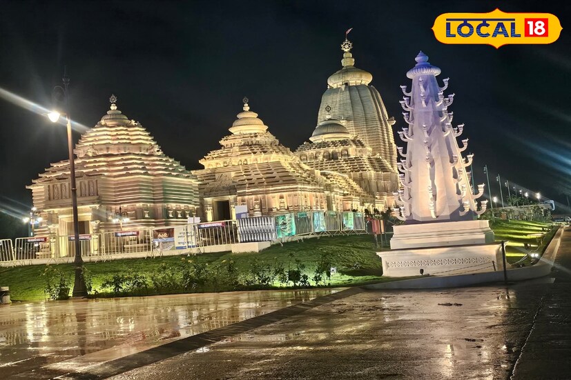 *দিঘায় জগন্নাথ মন্দির উদ্বোধনের পর থেকেই পর্যটনের জোয়ার এসেছে। রোজ হাজার হাজার মানুষ ভিড় জমাচ্ছেন দিঘার জগন্নাথ ধামে। তারই মাঝে ঝুলন উৎসব উপলক্ষে রোজ সন্ধ্যায় লাইন দিয়ে মানুষ ভিড় জমাচ্ছেন মন্দির চত্বরে। সন্ধ্যায় জগন্নাথের আরতির পাশাপাশি অপরদিকে মন্দিরের মধ্যেই চলছে এই ঝুলন উৎসব। রোজ রাধা মদনমোহনের মুর্তি গর্ভগৃহ থেকে বের করে ঝুলনবেদীর কাছে এনে পালন করা হচ্ছে ঝুলন উৎসব, যা ভগবানের নামগানে তৈরি করছে এক অপরূপ আধ্যাত্মিক পরিবেশ।