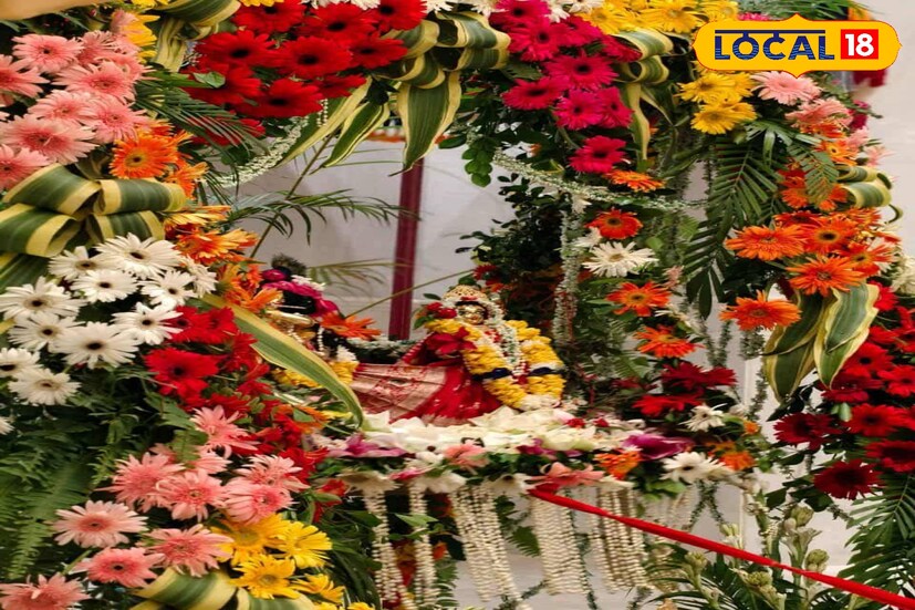 *ঝুলন উৎসবে মূলত ভগবান শ্রীকৃষ্ণ তাঁর যৌবনকালে বৃন্দাবনে যে খেলাগুলি খেলেছিলেন তা উদযাপন করা হয়। যেখানে বিশ্বাস করা হত, তিনি রাধা এবং গোপীনিদের সঙ্গে দোলনায় খেলায় মেতে উঠতেন। সেইমতো সুন্দরভাবে সজ্জিত দোলনা তৈরি করে দিঘায় চলছে এই ঝুলন উৎসব। ইসকনের তরফ থেকে দিঘার জগন্নাথ ধামে কয়েকজন সন্ন্যাসীদের দ্বারা রোজ চলছে এই ঝুলন উৎসব। মন্দিরের মধ্যেই তৈরি করা হয়েছে এই দোলনা। তার সামনে ভগবানকে দোলানোর পাশাপাশি ভক্তিমূলক স্তোত্র পাঠ করছেন ইসকনের সন্ন্যাসীরা।