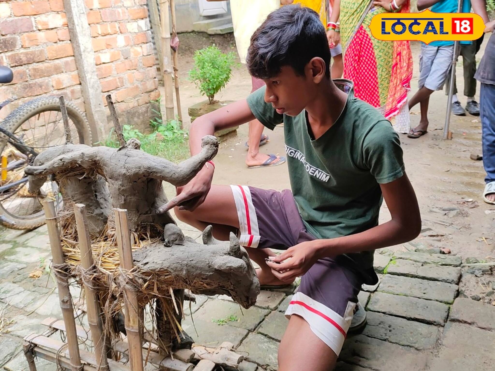 ছোটবেলা থেকে মাটির জিনিস তৈরি করতে করতে এখন মৃৎশিল্পী নবম শ্রেণির ছাত্র জয়