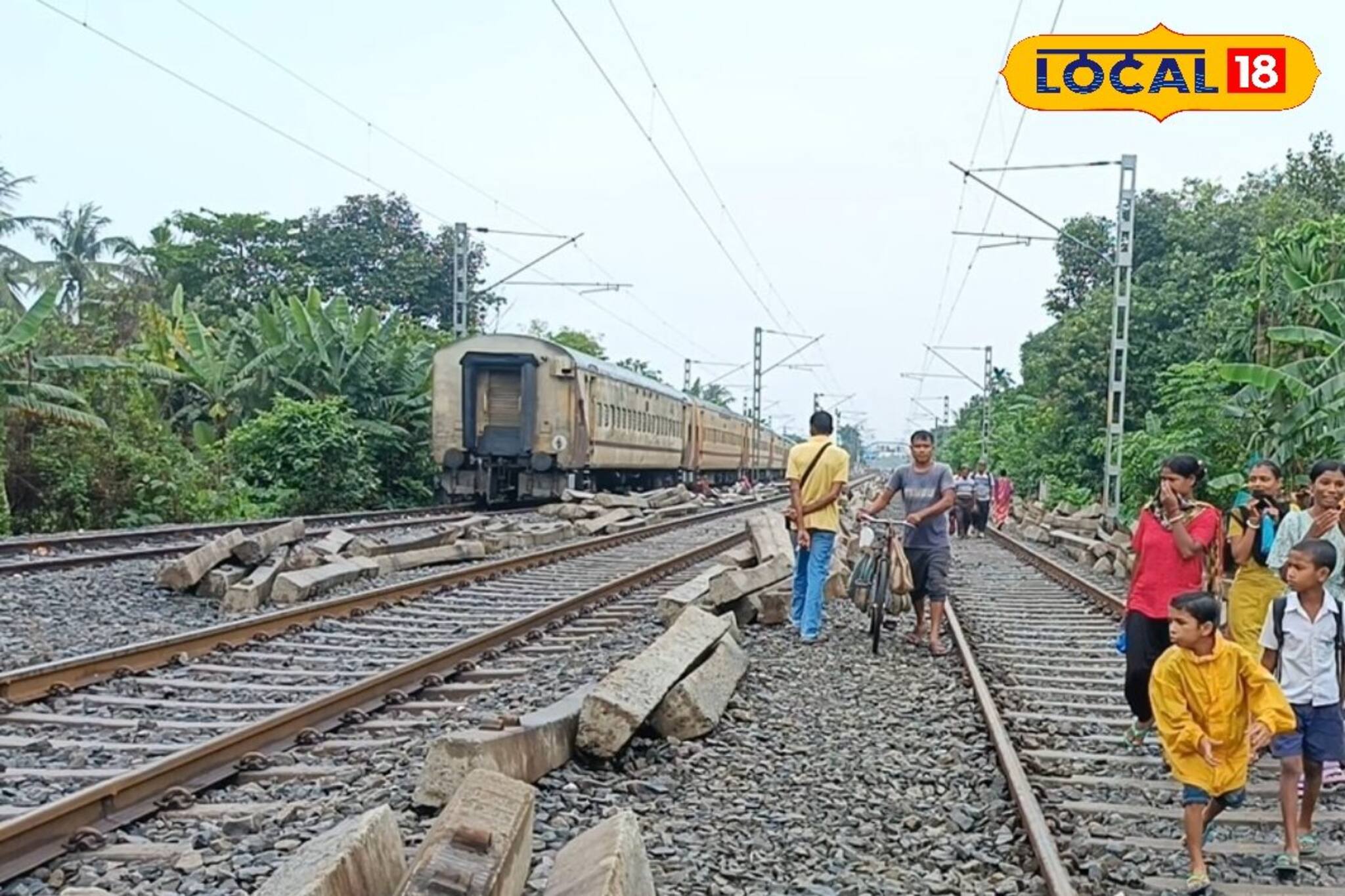 রাস্তায় জল, বাধ্য হয়ে রেললাইনে নেমেছিলেন বৃদ্ধ! তখনই ধেয়ে এল ট্রেন, এক ধাক্কায় সব শেষ...
