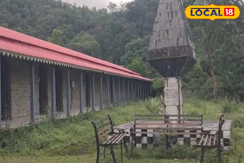 *সান্তলাবাড়ি থেকে ৫ কিলোমিটার দূরে রয়েছে বক্সা দুর্গ। তবে কোনও গাড়ি যায় না সেখানে। ৫ কিলোমিটার পথ ট্রেকিং করে যেতে হবে। তারপর দেখা মিলবে প্রাচীন বক্সা দুর্গের। ইংরেজদের দুর্গ দখল থেকে শুরু করে সেখানে বিপ্লবীদের বন্দি করে রাখার নানা ইতিহাস জানা যাবে। এলাকার বাসিন্দাদের আতিথেয়তায় মন মুগ্ধ হবে আপনার।