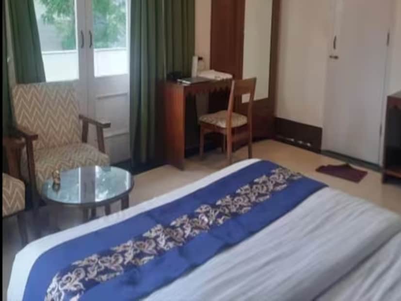 হোটেলের ঘরের বিছানার উপর পাতা থাকে রঙিন একটি স্ট্রিপ। মূলত অতিথিরা বিছানায় যেদিকে পা রাখেন, সেদিকেই পাতা থাকে সেটি। এই রঙিন স্ট্রিপটিকে বেড রানার বলে ডাকা হয়। এ নিয়ে বহু মানুষের মনে ভুল ধারণা রয়েছে। তবে বাস্তবে কিন্তু বিষয়টা একেবারে অন্যরকম। হসপিটালিটি বিশেষজ্ঞরা বলছেন যে, এই বেড রানারগুলি কিন্তু শুধু অন্দরসজ্জার অঙ্গই নয়, এর একটা গুরুত্বপূর্ণ কাজও রয়েছে। সেটা হল - সাদা বেডশিটকে বাইরের ব্যাগ, জুতো কিংবা জামাকাপড় থেকে আসা ধুলোবালির হাত থেকে রক্ষা করা। (Representative Image)