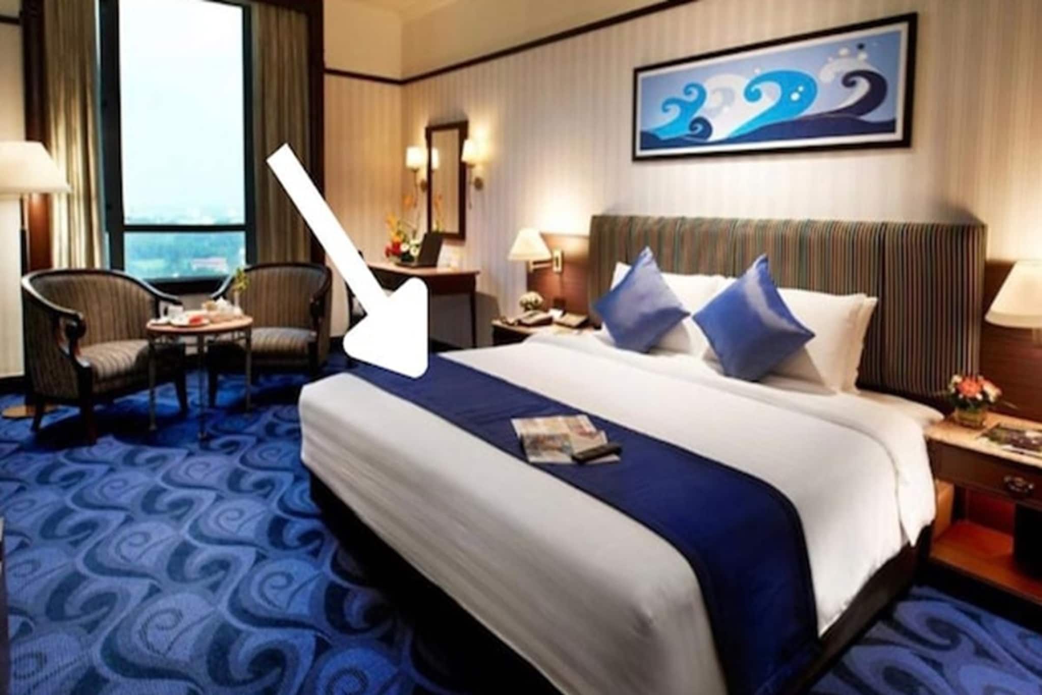 হোটেলে সাদা চাদরের উপর পাতলা কাপড় কেন থাকে? পিছনে লুকিয়ে অদ্ভুত কারণ, ভাবতে পারবেন না...