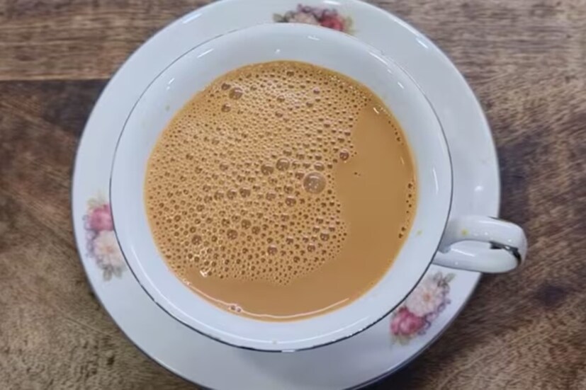 তাই বেশি সময় ধরে চা ফোটানো ঠিক নয়।তাহলে কতক্ষণ ধরে ফোটানো উচিত চা? স্বাস্থ্য বিশেষজ্ঞদের মতে, ৩ থেকে ৫ মিনিটের জন্য ভিজিয়ে রাখা উচিত চা। এটাই স্বাস্থ্যের জন্য সবথেকে ভাল। এই পরিমাণ সময়ের মধ্যে চা-পাতা থেকে নির্গত প্রয়োজনীয় অ্যান্টিঅক্সিডেন্ট, স্বাদ এবং ক্যাফিন চা-কে সুস্বাদু করে তোলে। আর তার স্বাস্থ্যগুণও বজায় থাকে। দুধ চা হোক কিংবা কালো চা, দুটোই নির্দিষ্ট সময়ের জন্য ফোটানো উচিত। তাতে চায়ের স্বাদ তো নষ্ট হবেই না, সেই সঙ্গে স্বাস্থ্যের উপর নেতিবাচক প্রভাবও পড়বে না। তাই চা বানানোর সময় প্রথমে জল ফুটিয়ে তাতে চা-পাতা দিতে হবে। (Representative Image)