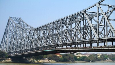 ভারত এবং বাংলাদেশের সম্পর্ক খুব দ্রুতই নতুন মোড় নিতে পারে গঙ্গা জলবণ্টন চুক্তিকে কেন্দ্র করে। ফরাক্কা বাঁধে গঙ্গার জলবণ্টন নিয়ন্ত্রণের জন্য এই চুক্তি স্বাক্ষরিত হয়েছিল এবং এই চুক্তির মেয়াদ ২০২৬-এ শেষ হবে। একসময় এই চুক্তিকে আঞ্চলিক কূটনীতিতে বড় সাফল্য হিসেবে ধরা হত, কিন্তু দুই দেশের বর্তমান পরিস্থিতিতে তার পুনর্নবিকরণ নিয়ে প্রশ্ন উঠছে।