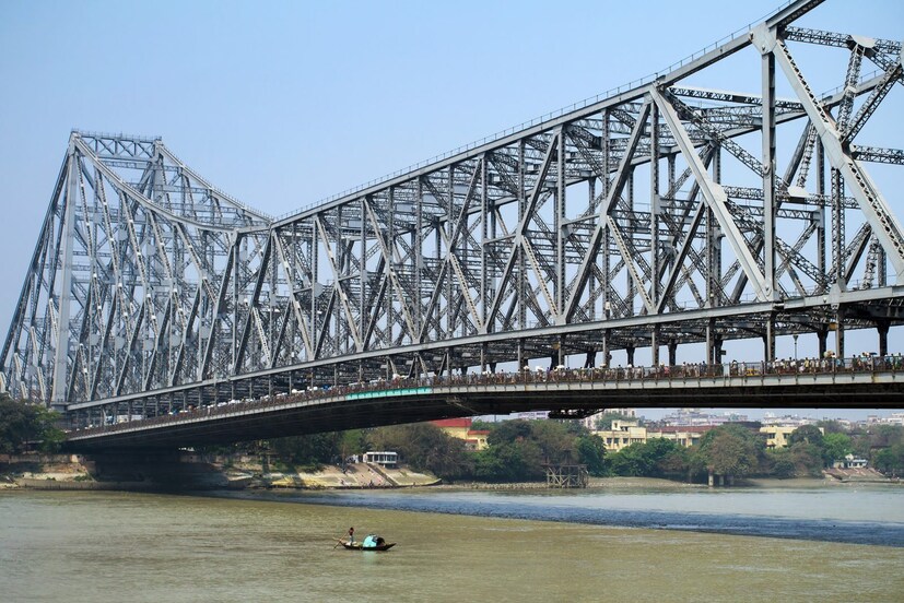 হাওড়া ব্রিজ, যা রবীন্দ্র সেতু নামেও পরিচিত তার আলোকসজ্জা নিয়ে এই পরিকল্পনায় থাকবে সেতুর কাঠামো বরাবর আলোকসজ্জা। এ ছাড়াও থাকবে আলোর সঙ্গে সমন্বিত মিউজিক শো। আর এর মাধ্যমে রাতের কলকাতায় আরও উজ্জ্বল হয়ে উঠবে ১৯৪৩ সালে তৈরি এই সেতু।