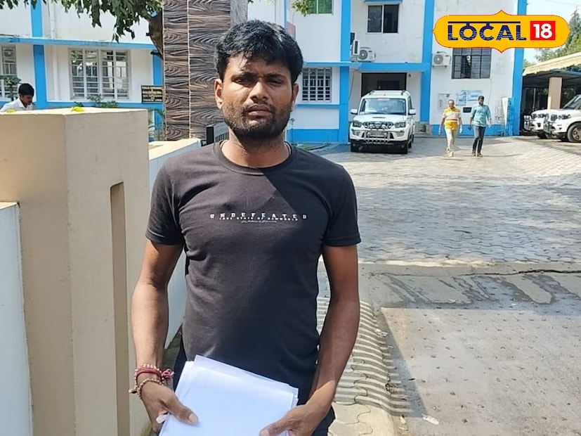 গোপাল বলেন, আমাদের রেজিস্ট্রি করে ম্যারেজ হয়নি। কিন্তু আমার সন্তানের সমস্ত পরিচয় পত্রে বাবা হিসেবে আমার নাম রয়েছে। একবছর ধরে বউকে খুঁজছি। পুলিশকেও বিষয়টি জানিয়েছি। আদালতে দ্বারস্থ হওয়ার কথা ভাবছি। আমার দুই সন্তান কেমন আছে, তার খোঁজ পাচ্ছি না। খুব চিন্তায় আছি। Input- Mainak Debnath