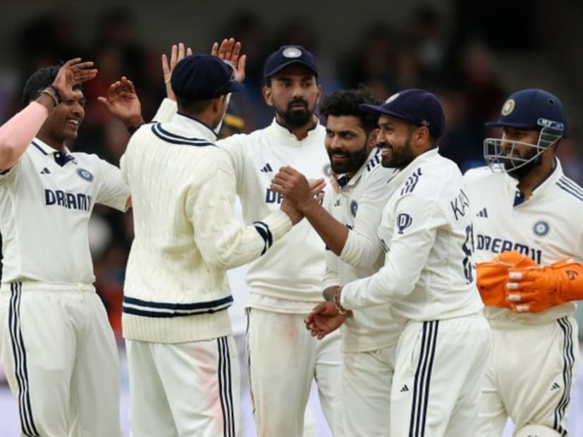 ওল্ড ট্রাফর্ডে এমনিতেই রেকর্ড খুব খারাপ ভারতের। এই মাঠে কোনও টেস্ট এখনও জিততে পারেনি টিম ইন্ডিয়া। তবে এবার ম্যাঞ্চেস্টারে ইতিহাস বদলের লক্ষ্যে নামতে তৈরি শুভমান গিলের দল। ওল্ড ট্রাফোর্ডে উইকেটে মনে করা হচ্ছে স্পিনাররা সহায়তা পাবেন। সেই কারণে অতিরিক্ত স্পিনার খেলাতে পারে ভারত।