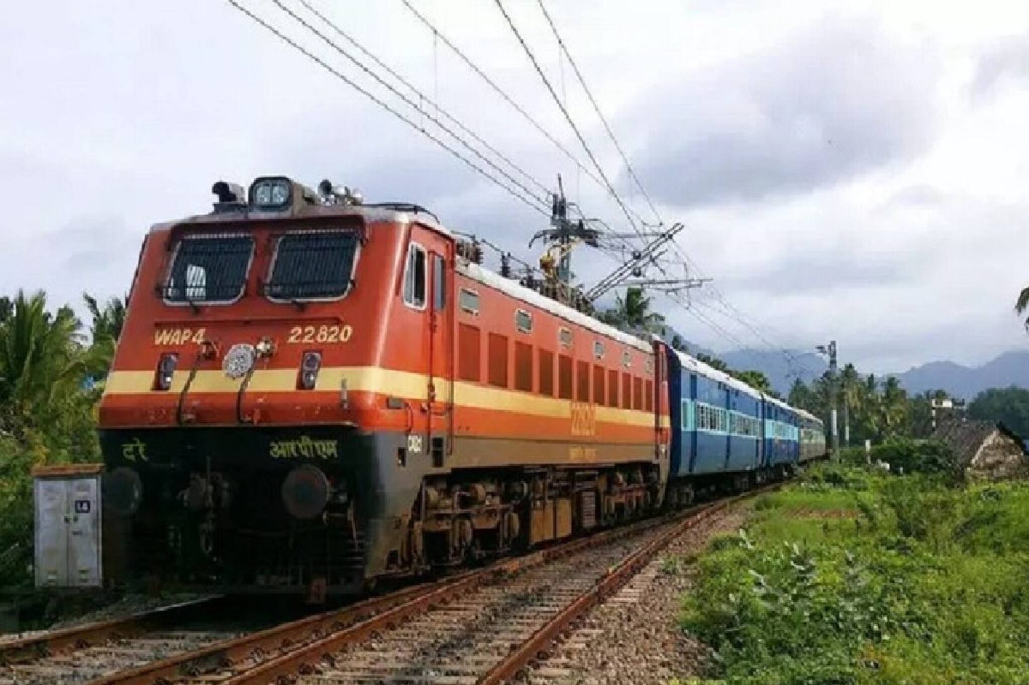 লোকাল ট্রেনে যাবেন নাকি দূরপাল্লার, অনেক ট্রেন বাতিল, সময় বদলেছে পুরী, এনজেপি-র ট্রেনের