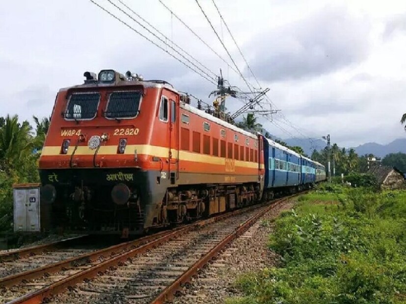 লক্ষ্য করে থাকবেন, বেশিরভাগ ট্রেনের রং নীল হয়। নীল রঙের কোচটিকে বলা হয় ইন্টিগ্রাল কোচ ফ্যাক্টরি (আইসিএফ)। এগুলো লোহার তৈরি হয়। যার কারণে এর ওজন বেশি। এগুলিতে এয়ার ব্রেক ব্যবহার করা হয়। এই কোচ গুলি চেন্নাইতে অবস্থিত ইন্টিগ্রাল কোচ ফ্যাক্টরিতে (আইসিএফ) তৈরি করা হয়। কিন্তু ধীরে ধীরে এখন এর জায়গায় লিঙ্ক হফম্যান বুশ ব্যবহার করা হচ্ছে। 