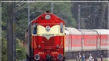 ভারতীয় রেলকে দেশবাসীর লাইফ লাইন বলা হয়ে থাকে। ভারতীয় রেল বিশ্বের চতুর্থ বৃহত্তম রেল নেটওয়ার্ক। দেশের বিভিন্ন প্রান্তে বিস্তৃত ভারতীয় রেল। প্রতি দিন কোটি কোটি মানুষের যাতায়াতের একমাত্র মাধ্যম হিসেবে রেল পরিষেবা নিয়ে থাকেন। ভারতীয় রেলকে দেশবাসীর লাইফ লাইন বলা হয়ে থাকে। ভারতীয় রেল বিশ্বের চতুর্থ বৃহত্তম রেল নেটওয়ার্ক। দেশের বিভিন্ন প্রান্তে বিস্তৃত ভারতীয় রেল। প্রতি দিন কোটি কোটি মানুষের যাতায়াতের একমাত্র মাধ্যম হিসেবে রেল পরিষেবা নিয়ে থাকেন।