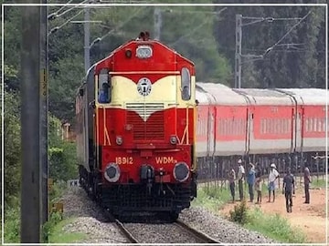 ভারতীয় রেলকে দেশবাসীর লাইফ লাইন বলা হয়ে থাকে। ভারতীয় রেল বিশ্বের চতুর্থ বৃহত্তম রেল নেটওয়ার্ক। দেশের বিভিন্ন প্রান্তে বিস্তৃত ভারতীয় রেল। প্রতি দিন কোটি কোটি মানুষের যাতায়াতের একমাত্র মাধ্যম হিসেবে রেল পরিষেবা নিয়ে থাকেন। 
