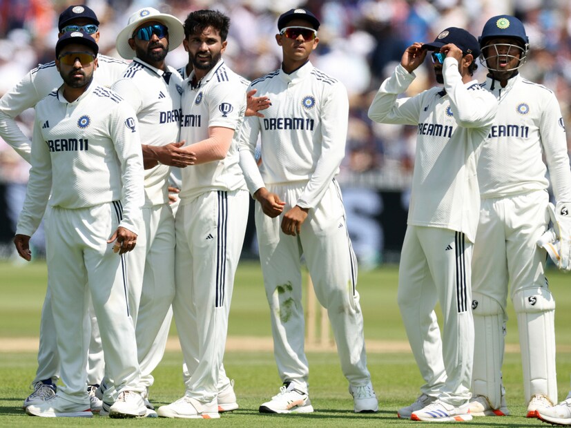 ব্যাটারদের ভুল শট ছাড়াও প্রথম এবং তৃতীয় টেস্টে গুরুত্বপূর্ণ হল জঘন্য ফিল্ডিং। একের পর এক ক্যাচ মিস ভারতকে অনেকটাই পিছিয়ে দিয়েছিল। 