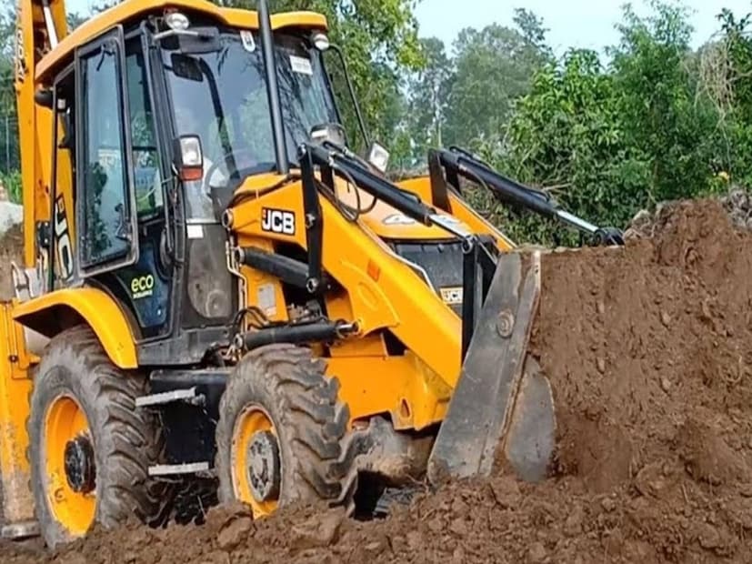 জেসিবি-র বিষয়ে প্রায় সকলেই জানেন। বহু মানুষই জীবনে অন্তত একবার জেসিবি-কে কাজে লাগিয়েছেন। একাধিক কাজের জন্য সাধারণত জেসিবি ব্যবহার করা হয়। যার মধ্যে অন্যতম হল - মাটি তোলা, বাড়ি বা বহুতল নির্মাণের সময় ভারি ভারি মালমশলা উপরের তলায় পাঠানো ইত্যাদি। এমনকী, বিল্ডিং ধূলিসাৎ করতেও এর জুড়ি মেলা ভার! সম্প্রতি আবার সোশ্যাল মিডিয়ায় একাধিক পোস্ট করা হয়েছে। তাতে দাবি করা হয়েছে যে, এক রাজ্যের মুখ্যমন্ত্রীর প্রিয় যান জেসিবি। আসলে এখানে উত্তর প্রদেশের মুখ্যমন্ত্রী যোগী আদিত্যনাথের কথা বলা হয়েছে। নিজের রাজ্যে কয়েক সেকেন্ডের মধ্যে কিন্তু বহু অবৈধ নির্মাণ ধ্বংস করার কাজে জেসিবি ব্যবহার করেছেন তিনি। (Representative Image)