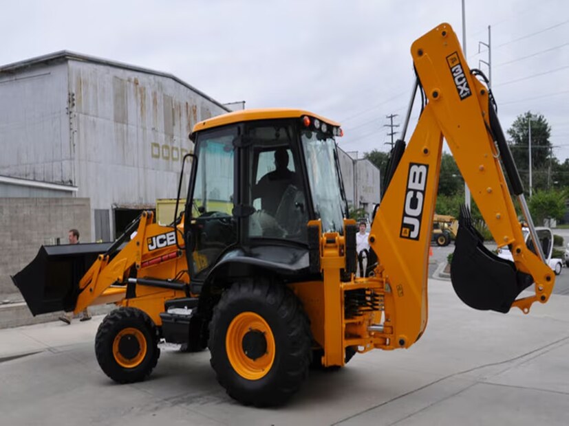 আসলে প্রস্তুতকারী ওই সংস্থার নাম Joseph Cyril Bamford Excavators Ltd। ১৯৪৫ সালে এই সংস্থাটি প্রতিষ্ঠা করেছিলেন জোসেফ সিরিল ব্যামফোর্ড। ফলে সংস্থার নামই এখন এই মেশিনের পরিচয় হয়ে উঠেছে। আমরা একে জেসিবি মেশিন বলে ডাকলেও এর আসল নাম হল Backhoe Loader। ভারত, ব্রিটেন এবং আয়ারল্যান্ডে JCB শব্দটি খননকারী যন্ত্রগুলিকে বোঝানোর জন্য সাধারণ ভাবে ব্যবহার করা হয়। এমনকী Oxford English Dictionary-তেও স্থান পেয়েছে জেসিবি। তবে এটিকে এখনও একটি ট্রেডমার্ক হিসেবে রাখা হয়েছে।(Representative Image)