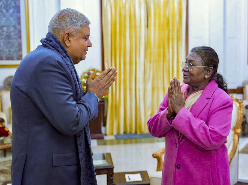 সংবিধানের ৬৭ (ক) অনুচ্ছেদের অধীনে, রাষ্ট্রপতি দ্রৌপদী মুর্মু সঙ্গে সঙ্গে তাঁর পদত্যাগপত্র গ্রহণ করেছেন। এখন রাজ্যসভার চেয়ারম্যানের দায়িত্ব কে নেবেন? রাজ্যসভার উপ-চেয়ারম্যান হরিবংশ নারায়ণ সিং নতুন উপ-রাষ্ট্রপতি নির্বাচন না হওয়া পর্যন্ত রাজ্যসভার ভারপ্রাপ্ত চেয়ারম্যানের দায়িত্ব পালন করবেন। প্রবীণ সাংসদ হরিবংশ নারায়ণ সিং বলেছেন যে তিনি বর্তমান অধিবেশনটি  সুষ্ঠুভাবে পরিচালনা করতে চান, তবে তাঁর ভূমিকা অস্থায়ী হবে।
