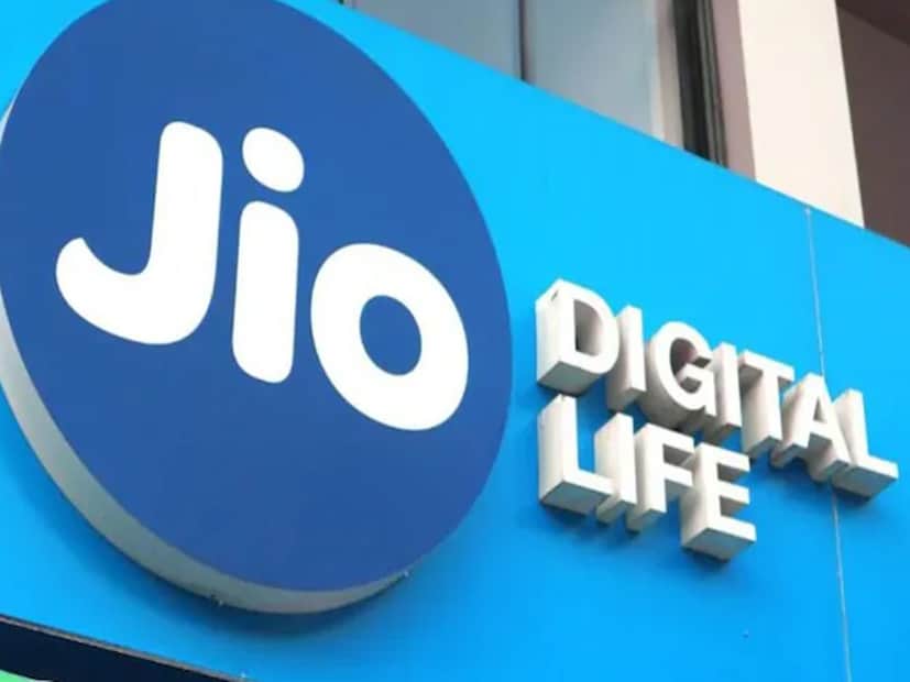 JP Morgan-এর তরফে আবার জানানো হয়েছে, ARPU-তে ১.২ শতাংশ বৃদ্ধির ফলে রাজস্বও ৩ শতাংশ বৃদ্ধি পেয়েছে। যা প্রত্যাশার তুলনায় শক্তিশালী। তার পাশাপাশি এই ত্রৈমাসিকে যুক্ত হয়েছেন ৭৩ লক্ষ ওয়্যারলেস সাবস্ক্রাইবার এবং ২৬ লক্ষ ফিক্সড সাবস্ক্রাইবার। Jio-র জন্য প্রথম ত্রৈমাসিকটি (এপ্রিল-জুন) বেশ শক্তিশালী ত্রৈমাসিক হিসেবে গণ্য হবে। এর কারণ হল শক্তিশালী নেট বৃদ্ধি এবং মাঝারি ARPU (average revenue per user) বৃদ্ধি। কোয়ার্টার-অন-কোয়ার্টারে Jio-র ARPU ১.২ শতাংশ বেড়ে ২০৯ টাকায় পৌঁছে গিয়েছে বলে উল্লেখ করে JP Morgan মতামত প্রকাশ করে জানিয়েছে যে, শুল্ক বৃদ্ধির আংশিক প্রবাহ ছিল এই বৃদ্ধি। যা এই ত্রৈমাসিকে শেষ হওয়া উচিত ছিল। JP Morgan-এর নোটে এ-ও বলা হয়েছে যে, আসলে 3m/6m/annual প্ল্যানের ব্যবহারকারীদের অনুপাত বেশি থাকার কারণে ঐতিহাসিক ভাবে Jio শুল্ক বৃদ্ধির সম্পূর্ণ প্রভাব প্রদর্শন করতে সবচেয়ে বেশি সময় নিয়েছে। 