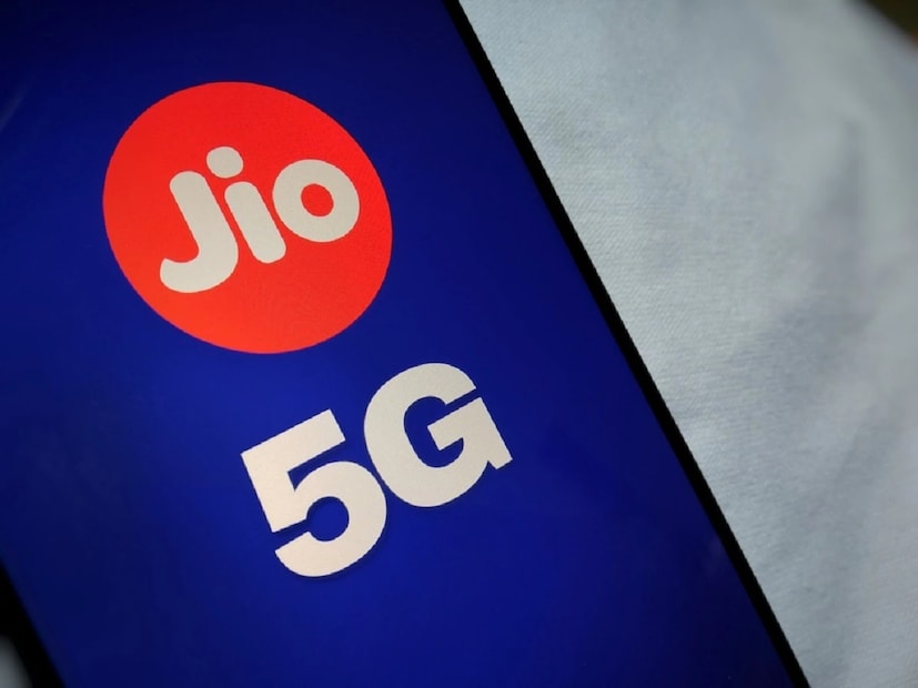 Jio-র ১,০২৯ টাকার ৮৪ দিনের প্ল্যান: কেউ যদি দীর্ঘমেয়াদি এবং দুর্দান্ত সুবিধা-সহ একটি প্রিপেড প্ল্যানের সন্ধান করেন, তাহলে Jio-র ১,০২৯ টাকার প্ল্যানটি তাঁদের জন্য একটি দুর্দান্ত বিকল্প হতে পারে। এই প্ল্যানের আওতায় ব্যবহারকারীরা মোট ৮৪ দিনের ভ্যালিডিটি এবং দৈনিক ২ জিবি করে হাই-স্পিড ডেটা পেয়ে যাবেন। অর্থাৎ ব্যবহারকারী মোট ১৬৮ জিবি ডেটা পেয়ে যাবেন।