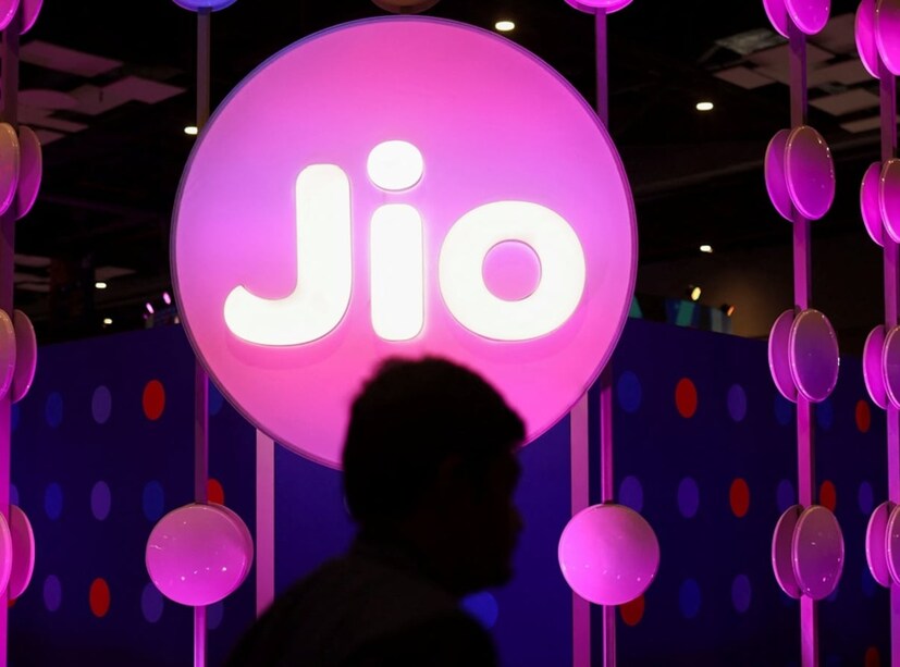 Reliance Industries-এর আয়ের তথ্য থেকে জানা গিয়েছে যে, অপারেশনস থেকে আসা রাজস্ব ১৯ শতাংশ বেড়ে পৌঁছে গিয়েছে ৩৫০৩২ কোটি টাকায়। আসলে মোবাইলের ক্ষেত্রে এবং ঘরে ঘরে বেড়েছে সাবস্ক্রাইবারের সংখ্যা। শুধু তা-ই নয়, ডিজিটাল পরিষেবা ব্যবসায় গ্রাহকের এনগেজমেন্ট এবং গ্রোথও বেড়ে গিয়েছে। যার ফলে এই রাজস্বের পরিমাণও বেড়েছে। আবার ইয়ার-অন-ইয়ারে EBITDA ২৩.৯ শতাংশ বেড়ে হয়েছে ১৮১৩৫ কোটি টাকা। আর অন্যতম গুরুত্বপূর্ণ ভেক্টর Average Revenue Per User বেড়ে হয়েছে ২০৮.৮ টাকা। যা মার্চ ত্রৈমাসিকে ছিল ২০৬.২ টাকা এবং FY25-এর জুন ত্রৈমাসিকে ছিল ১৮১.৭ টাকা। এদিকে টেলিকম ইউনিট Reliance Jio Infocomm জানিয়েছে যে, Q1FY26-এ নেট প্রফিট ২৩.২ শতাংশ বেড়ে ৬৭১১ কোটি টাকায় পৌঁছে গিয়েছে। যেখানে অপারেশনস থেকে আসা রাজস্ব বা রেভেনিউ ১৬.৬ শতাংশ বেড়ে পৌঁছে গিয়েছে ৩০৮৮২ কোটি টাকায়।