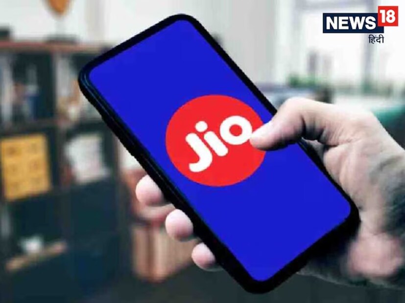 উল্লেখযোগ্য ভাবে বলতে গেলে Jefferies তাদের FY25-27-এর গ্রাহক অনুমান ২ শতাংশ পর্যন্ত বৃদ্ধি করেছে, যাতে মোবাইল গ্রাহকদের পাশাপাশি আরও বেশি করে FWA গ্রাহকদের সংখ্যাও বাড়ানো যায়। তাদের আশা, ২০২৭ সালের মার্চ মাসের মধ্যেই Reliance Jio-র মোবাইল সাবস্ক্রাইবার সংখ্যা ৫১.৭ কোটিতে পৌঁছে যাবে। আর সেই সঙ্গে এই সময়ের মধ্যে হোম ব্রডব্যান্ড সাবস্ক্রাইবারের সংখ্যাও ৩.৮ কোটিতে পৌঁছে যাবে। Jefferies নিজেদের রিপোর্টে জানিয়ে দিয়েছে যে,প্রত্যাশার তুলনায় কম ARPU, হায়ার ডেপ্রিসিয়েশন এবং ইন্টারেস্ট কস্টের কারণে Reliance Jio-র প্রথম ত্রৈমাসিকের ফলাফল অনুমানের বাইরে চলে গিয়েছে। সাবস্ক্রাইবারের সংযোজন এবং মার্জিন ইতিবাচক ভাবে চমকে দিয়েছে। যা আসন্ন ত্রৈমাসিকগুলিতে রাজস্ব এবং আয় বৃদ্ধির ক্ষেত্রে সহায়ক হবে।