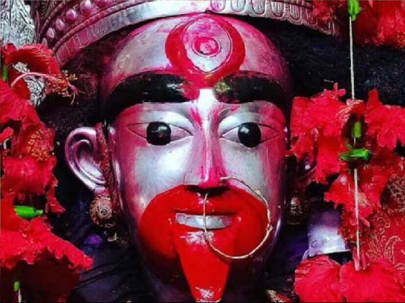 *বীরভূমের রয়েছে মোট পাঁচটি সতীপীঠ। পাঁচ সতীপীঠ ছাড়াও রয়েছে একটি সিদ্ধপীঠ, যার নাম তারাপীঠ। এমনিতে প্রত্যেকদিন এই তারাপীঠ মন্দির চত্বরে প্রায় কয়েক হাজার পর্যটকদের সমাগম ঘটে। তবে তারাপীঠের সবচেয়ে মেগা উৎসব হল ভাদ্র মাসের কৌশিকী আমাবস্যা। আর এই কৌশিক অমাবস্যার দিন দেশ ছাড়িয়ে বিদেশের বহু পর্যটকেরাও ছুটে আসেন এই তারাপীঠ মা তারার মন্দিরে পুজো দেওয়ার জন্য। সংগৃহীত ছবি। 